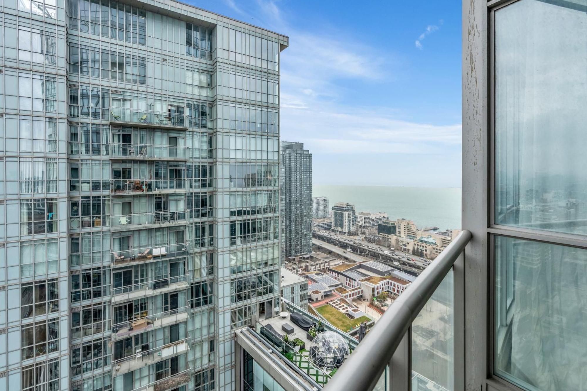 Spadina Modern Suites Toronto Exterior photo